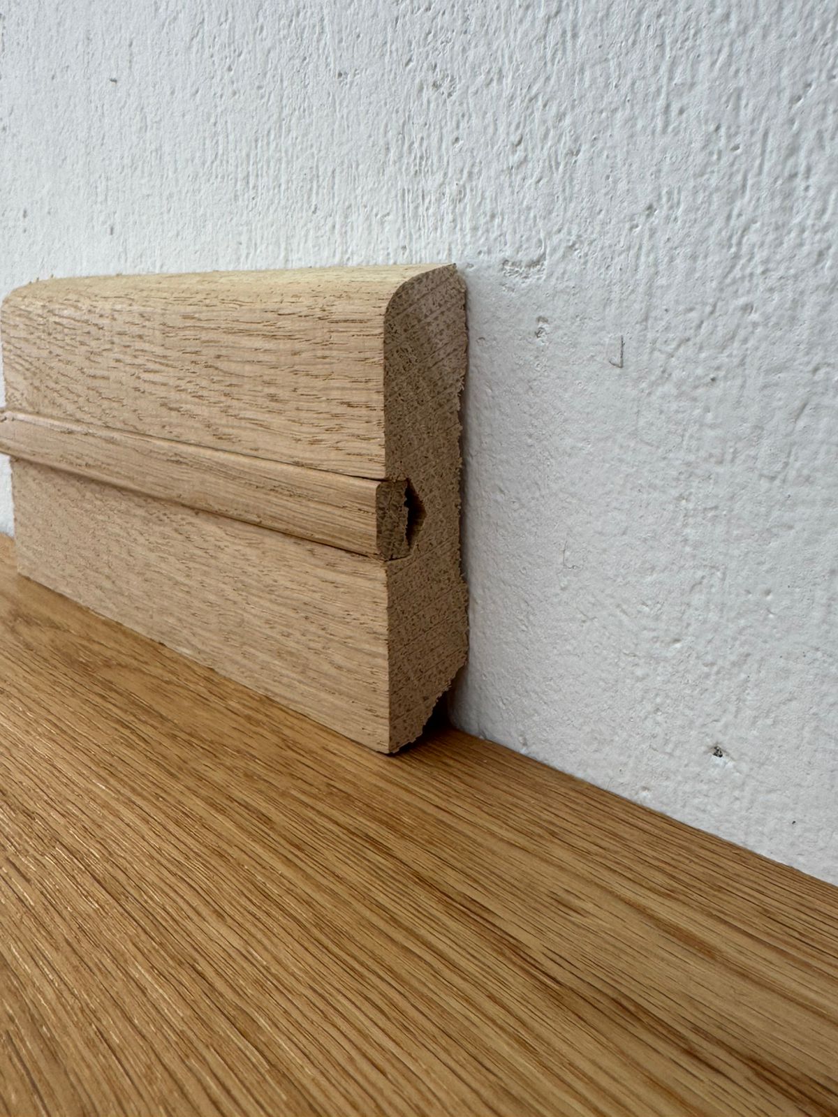 Плинтус массив Дуб со вставкой 75х17 мм